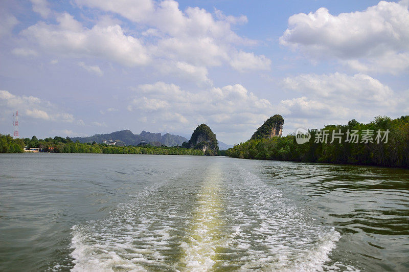 Khao Khanap Nam Mountains和Boat Wake